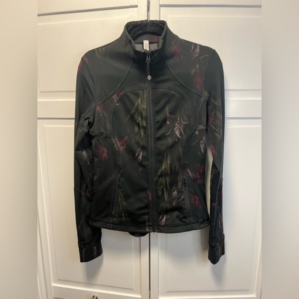 Lululemon Forme Jacket Size Women's 8 Color Midnight Iris Floral Black,Green,Red